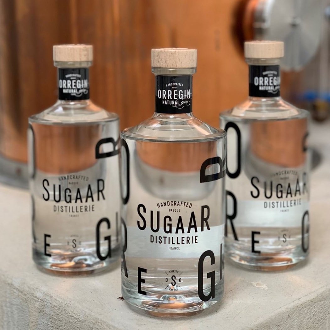 Trois bouteilles de Gin de la marque Orregin