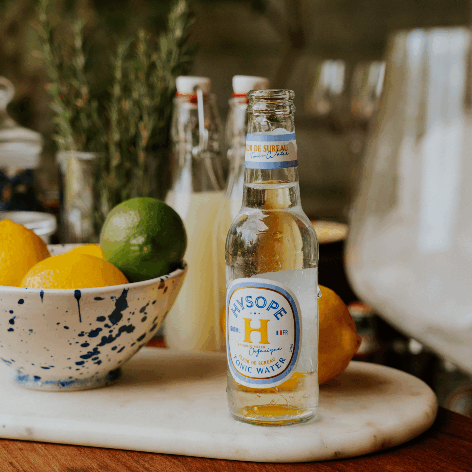 Zoom sur notre Tonic Water Fleur de Sureau Hysope dans le Gin To à la violette