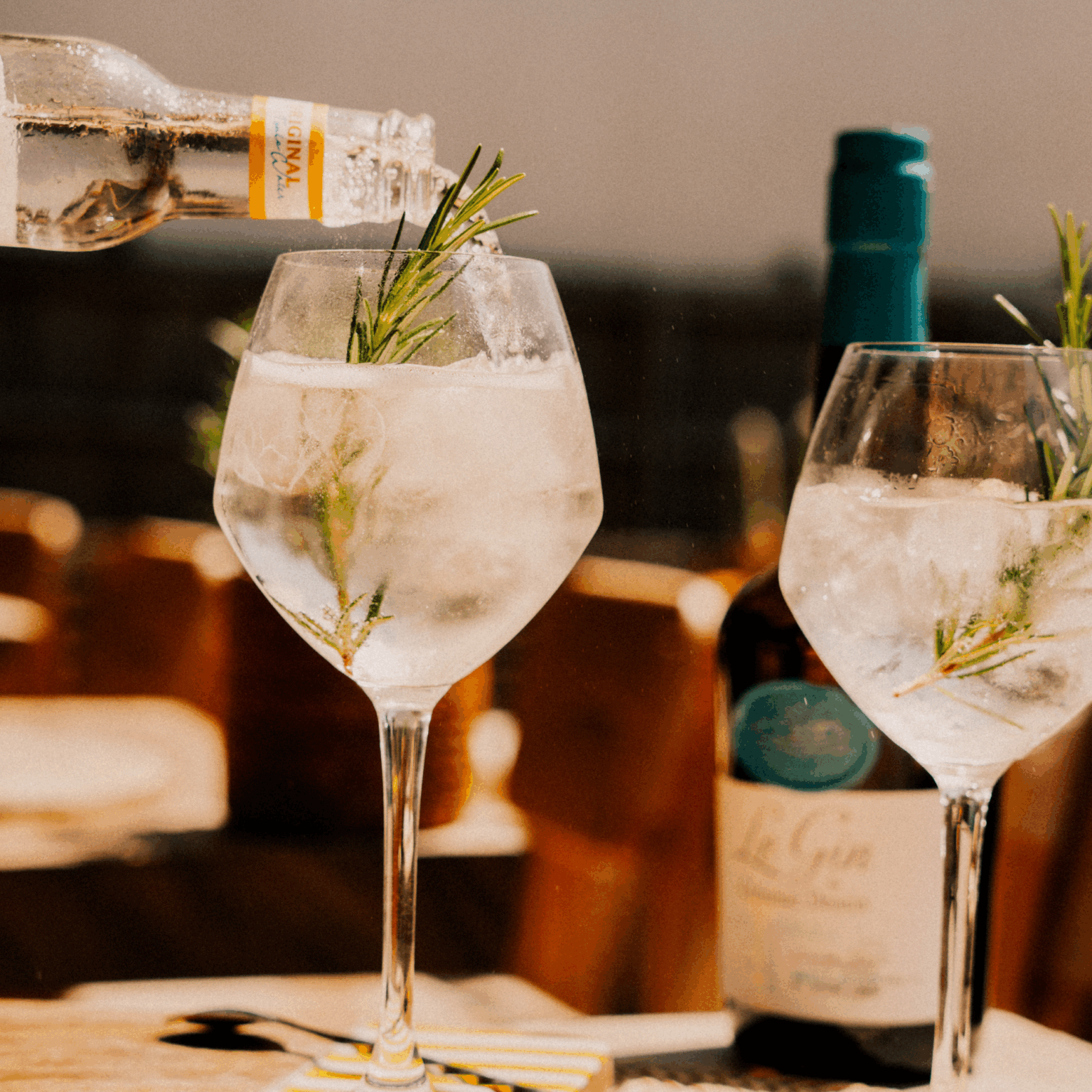Allongez votre gin tonic français du Tonic Water Original Hysope : de bonnes bulles et du bon goût, parfait pour un cocktail qui vous fait briller à l'apéro !