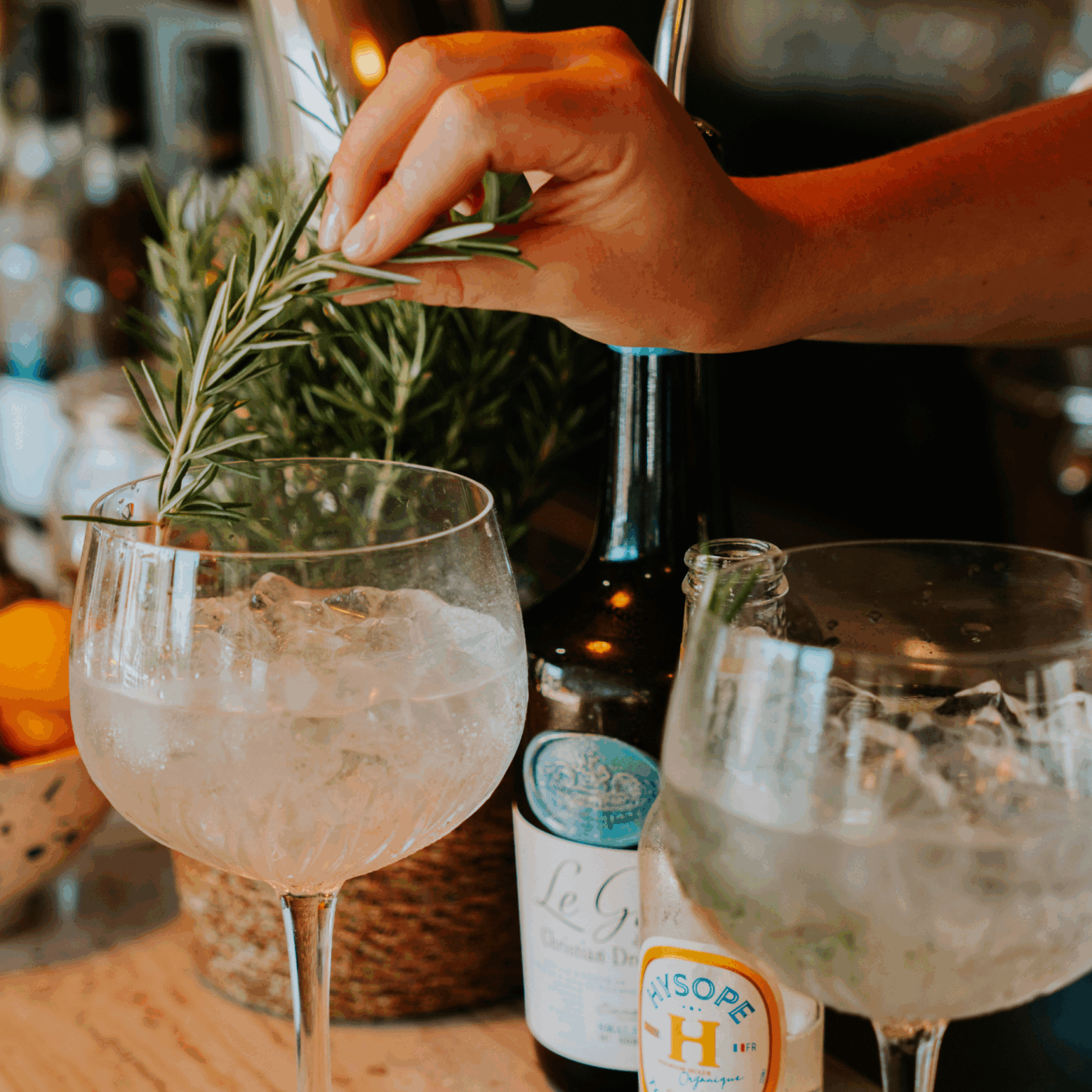 Un brin de romarin pour garnir le gin tonic français signé Hysope et la maison Christian Drouin
