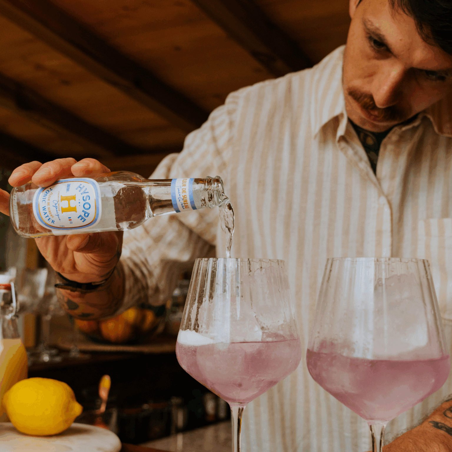 Toppez votre Hugo Spritz de notre Tonic Water Fleur de Sureau Hysope ! Frais et délicieux à partager