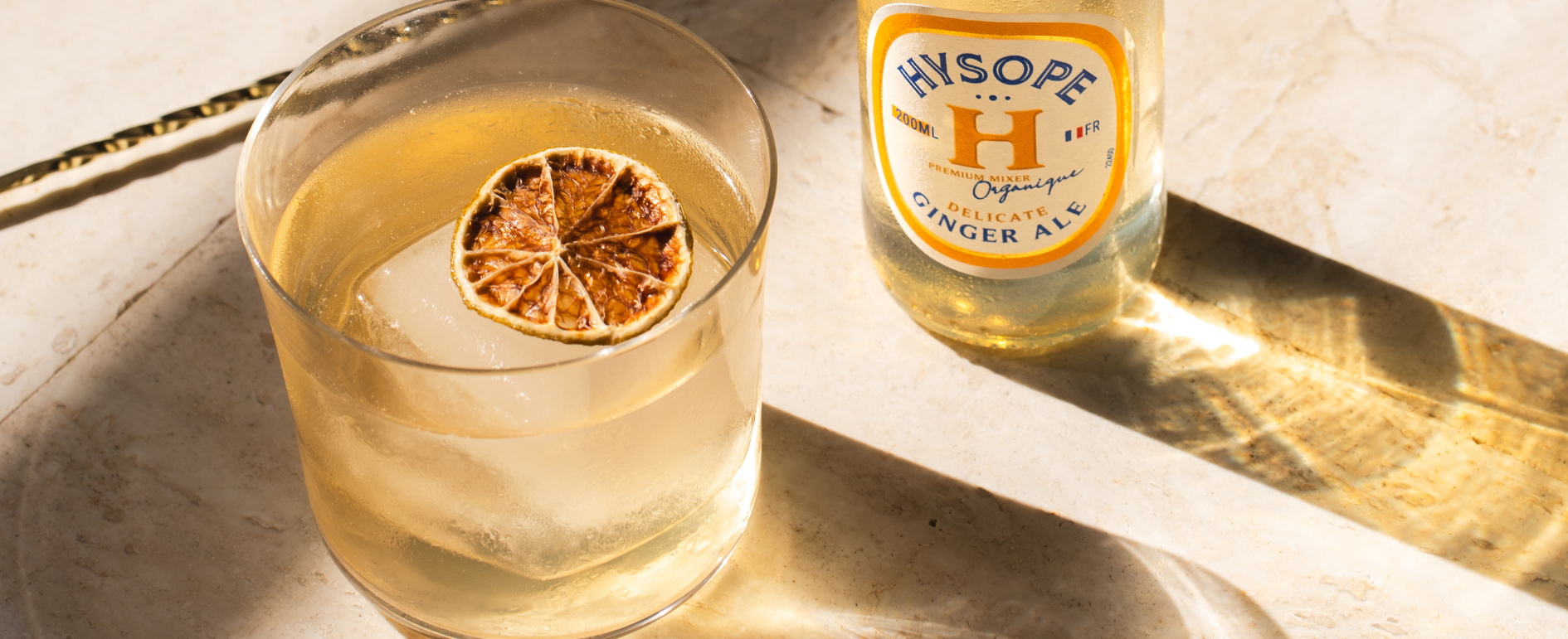 La clear ice : souvent utilisée dans les bars à cocktails haut de gamme, c'est une glace limpide sans bulles d'air qui fond lentement et sublime la présentation de votre boisson.