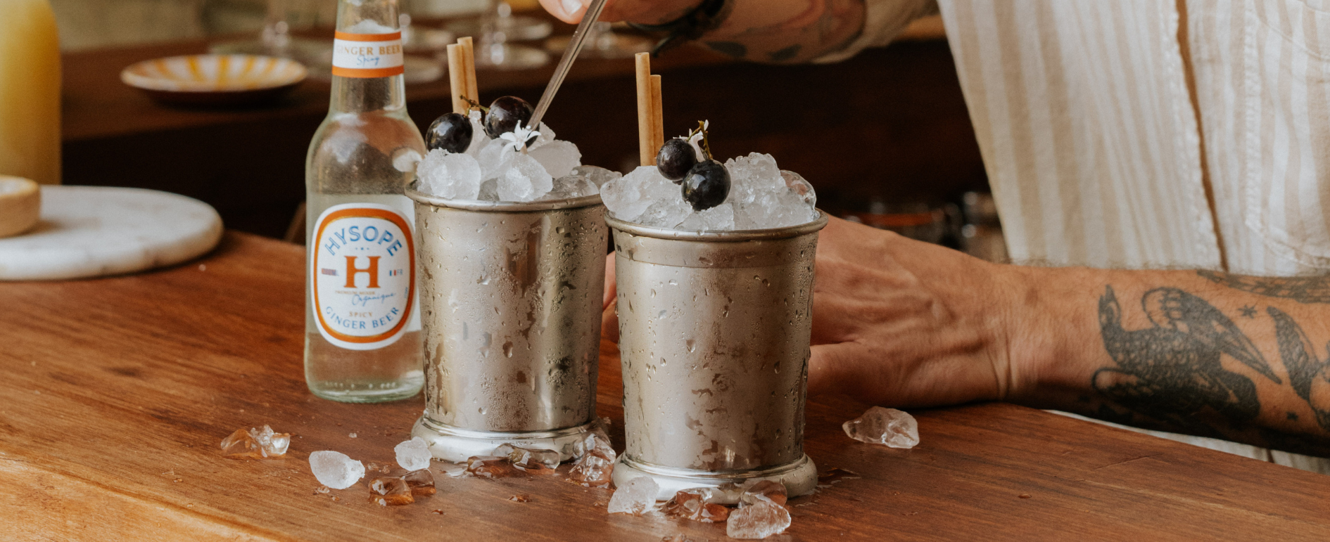 Impossible de parler verres à cocktails sans évoquer la copper mug, emblème du Moscow Mule. Elle permet de garder la boisson ultra fraîche, et donne un cachet instantané.