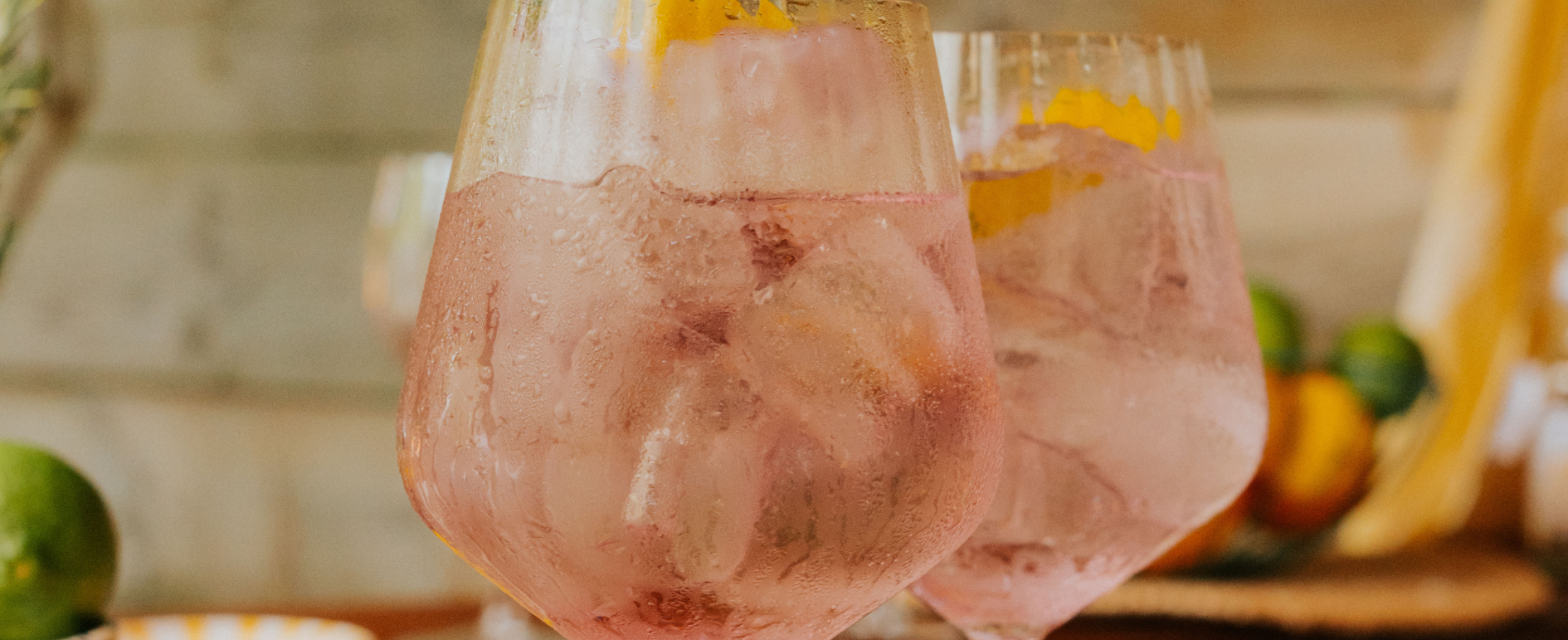 La glace joue un rôle essentiel dans l'équilibre de vos cocktails : non le barman ne vous met pas trop de glaçons, cela permet à votre boisson de rester fraîche et équilibrée le plus longtemps possible.