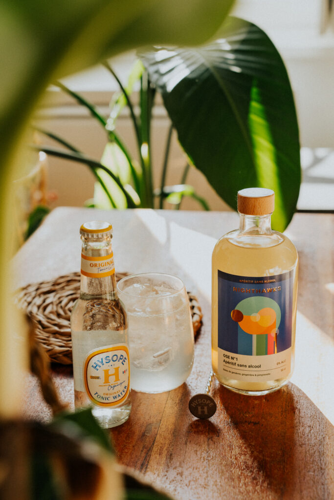 Gin Tonic sans alcool, belle alternative à notre cocktail chouchou avec le OSE n°1 de NightHawks et notre Tonic Water Original Hysope