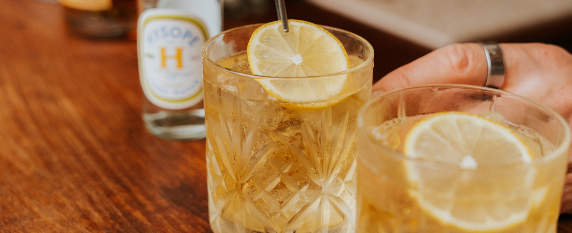 Solide, bas, large, il est parfait pour les cocktails sur glace peu dilués. Il permet aussi de servir un gros glaçon (clear ice par exemple).