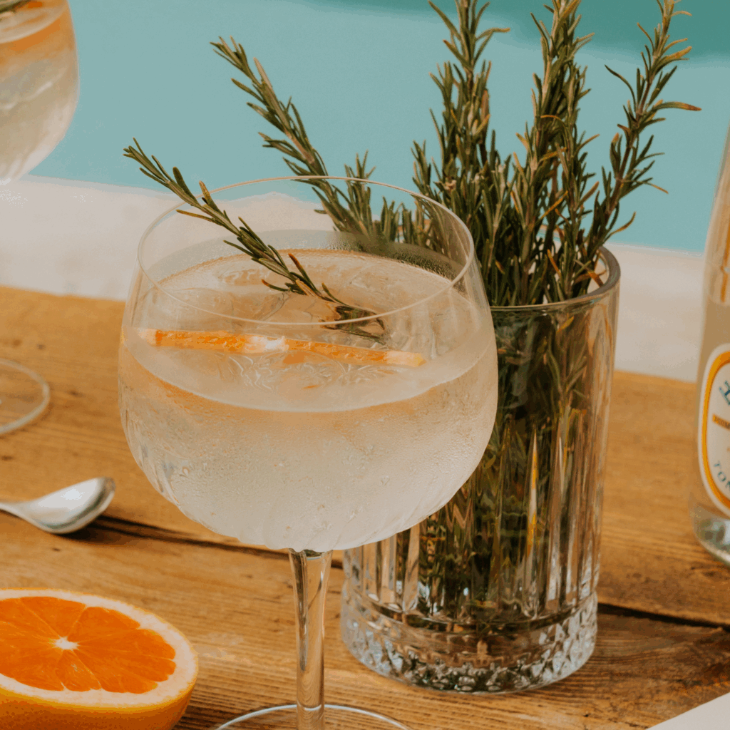 Le choix du verre à cocktail influence la température, la dilution, les arômes, et le style de la boisson.