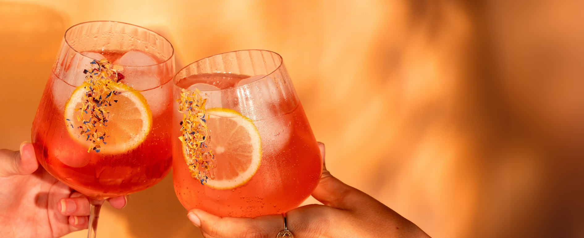 Nos déclinaisons préférés de spritz : rosé, hugo, limoncello... avec du tonic !