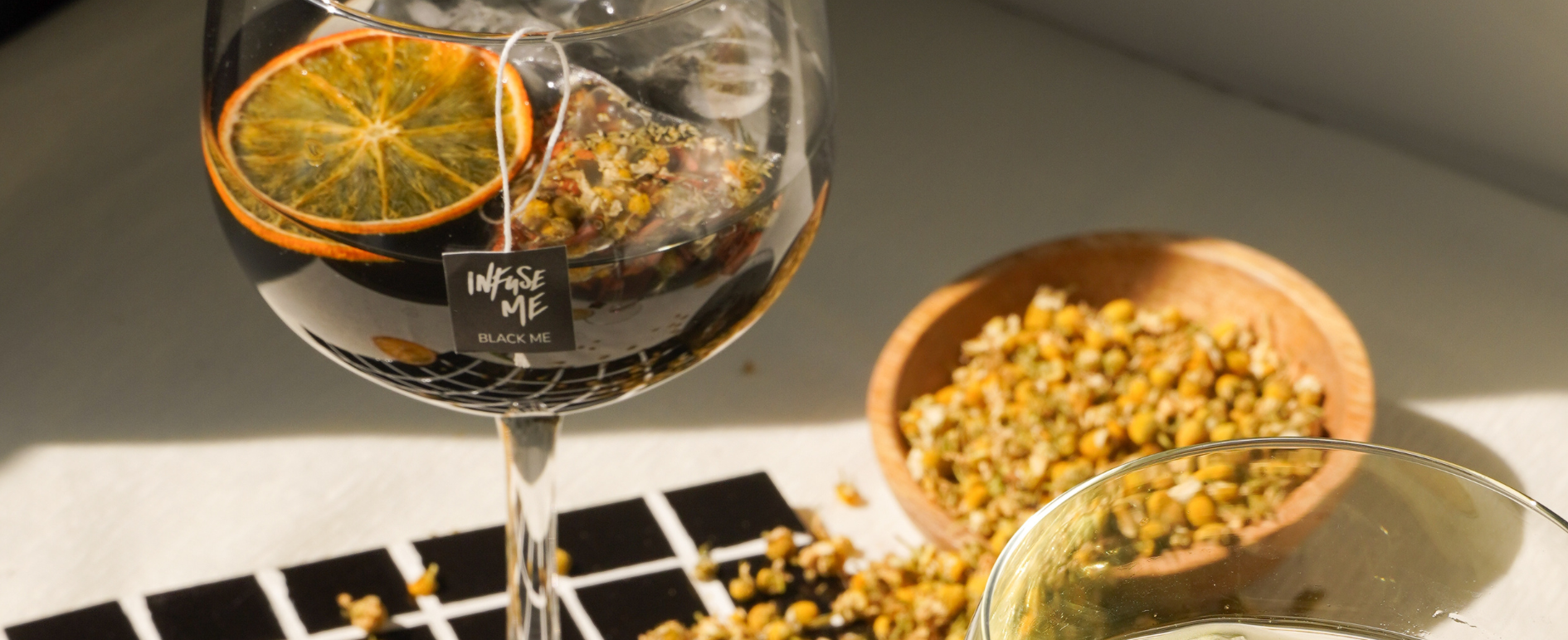 Cocktail infusé avec Premium Mixers Hysope