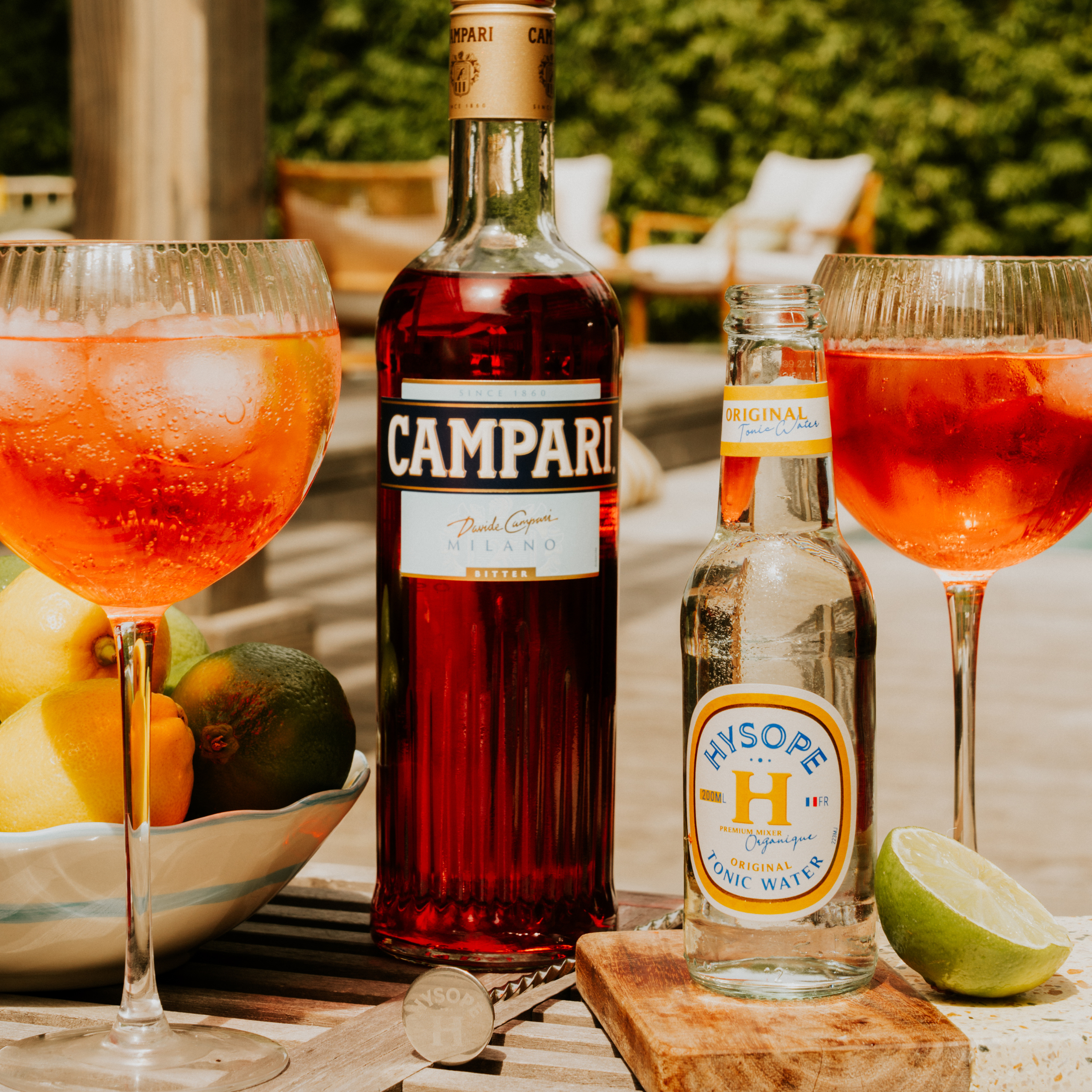 Campari Tonic avec bouteilles de Tonic Hysope, Campari et verre cocktail